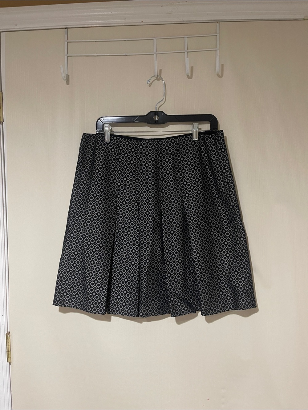 Club Monaco Black Patterned Midi Skirt Women Size 6 Like New Condition